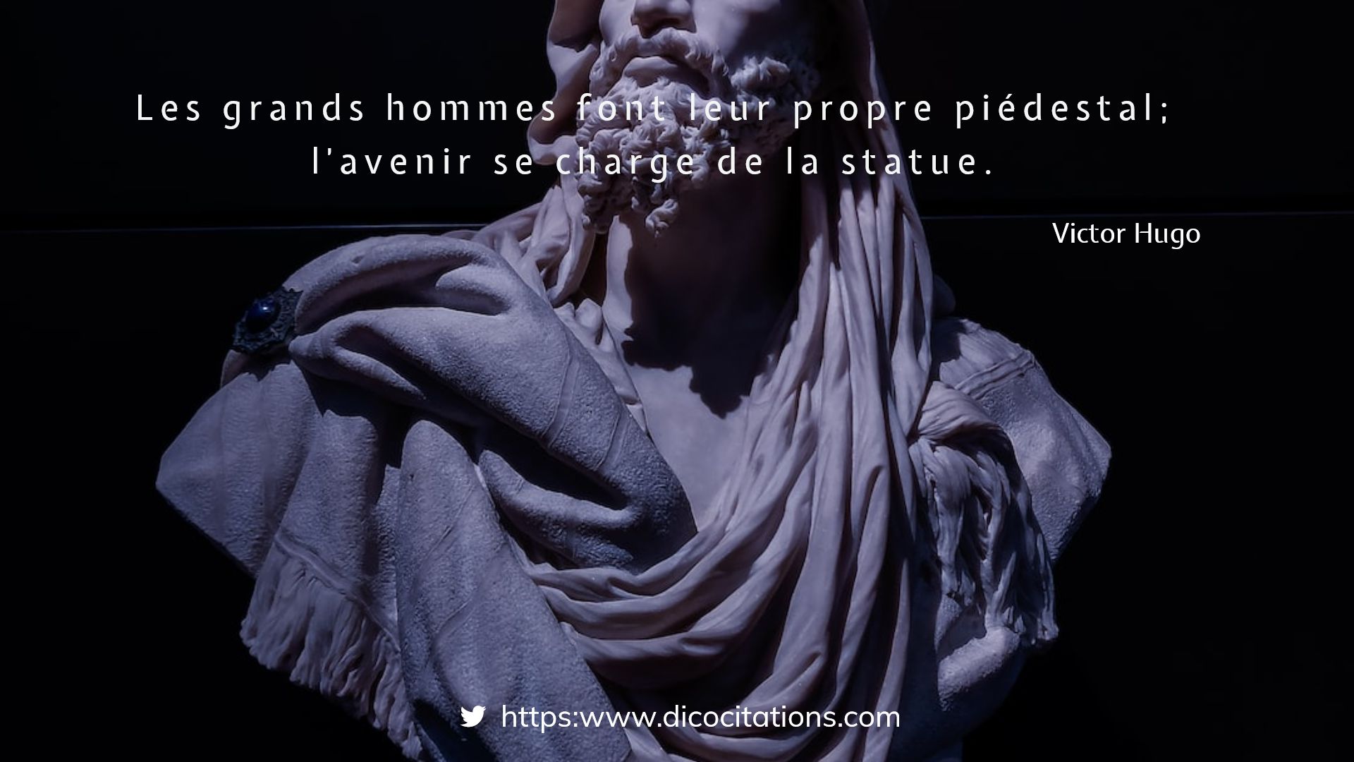 Les grands hommes font leur propre pidestal ; l'avenir se charge de la statue.